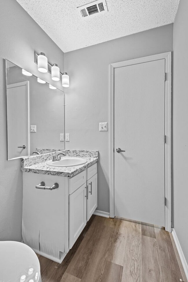 Building Photo - Newly Renovated Duplex in West Fayetteville!