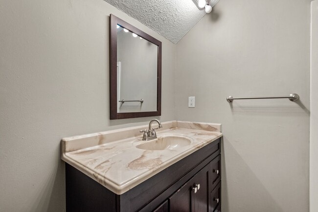 Building Photo - 4 Bedroom Home in Virginia Beach