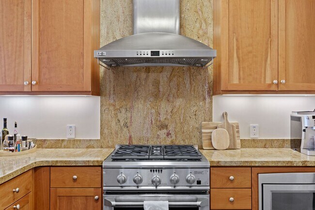 Building Photo - Fully Furnished Condo in the prestigious R...