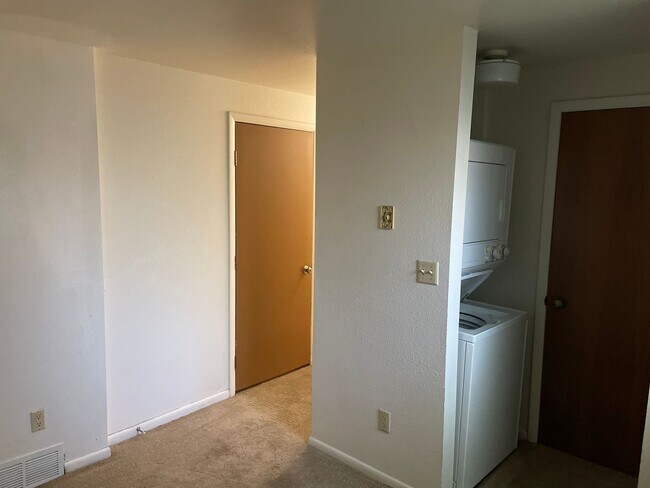 Building Photo - 2 Bed/1.5 Bath Condo Close to UIHC!
