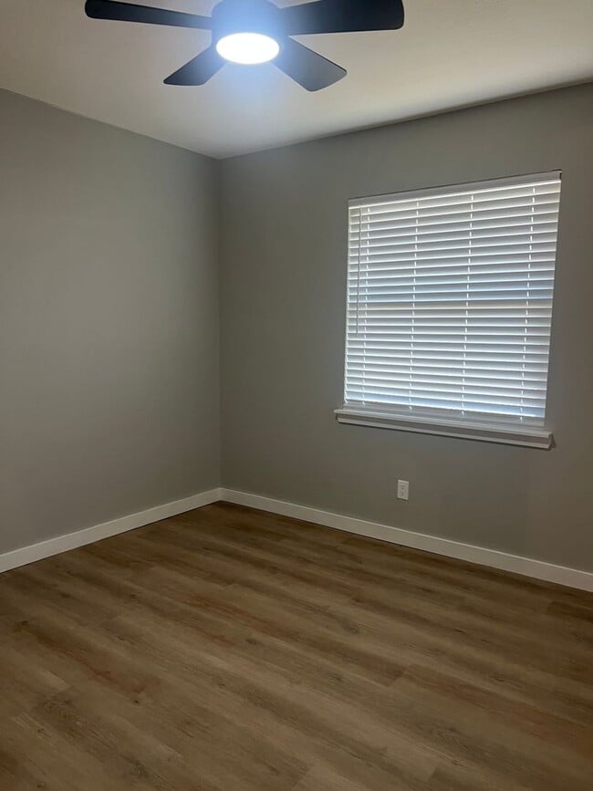Building Photo - ? Fully Remodeled 2 Bed / 1 Bath Duplex – $200 off First Month Move-In Ready ?