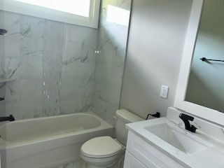 Building Photo - 960 Nours Cir SE