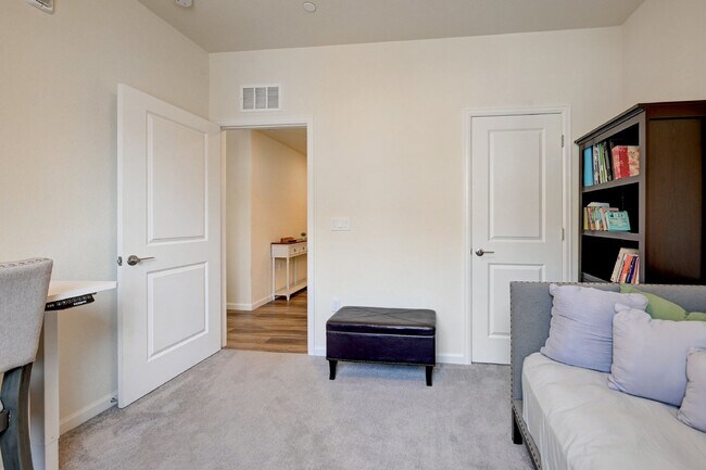 Building Photo - $2,415- 2 Bed, 2 Bath Ground Floor Condo w...