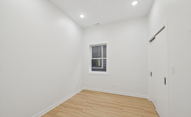 Building Photo - Modern and Luxurious 3b/2b Apartment in Humboldt Park
