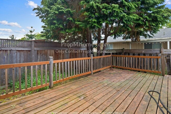 Building Photo - Updated Two Bedroom Duplex in SE!