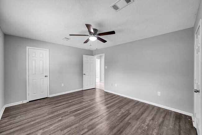 Building Photo - 4 Little John Ln