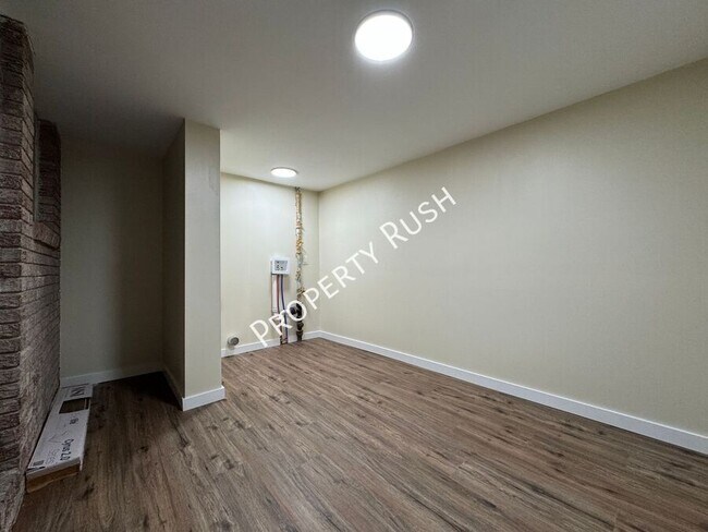 Building Photo - 1017 N Larchmont Dr