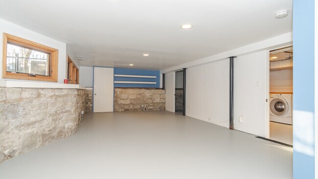 Building Photo - 343 Ashland Ave