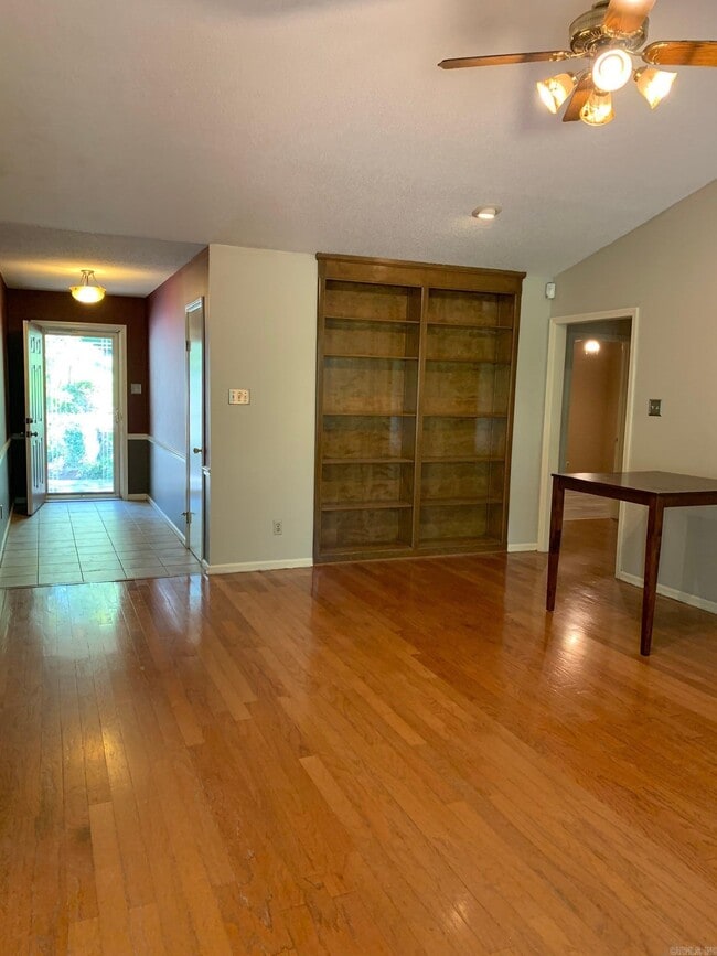 Building Photo - 2314 Peach Tree Dr