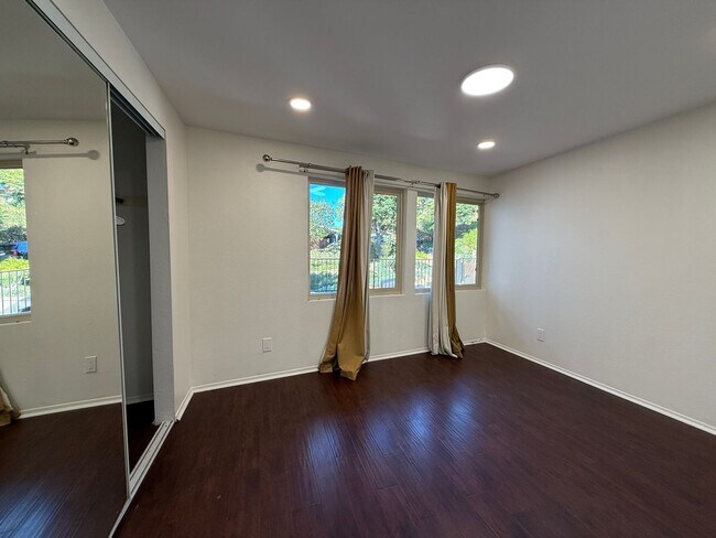 Building Photo - Ventura Hillside Beauty with 3 bedrooms, a...