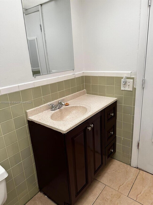 Building Photo - 6950 Miami Gardens Dr