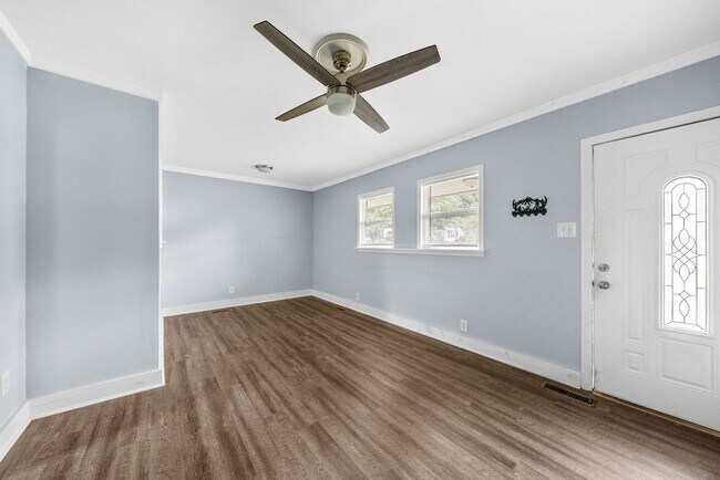 Building Photo - 2 Bedroom Pet Friendly Home For Rent Near ...