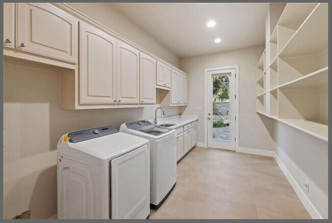 Building Photo - 1400 Camelback