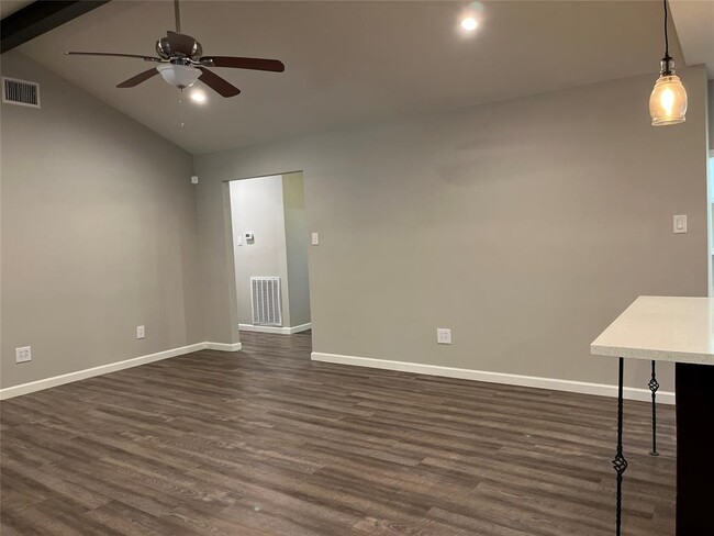 Building Photo - 304 S Shadowbend Dr