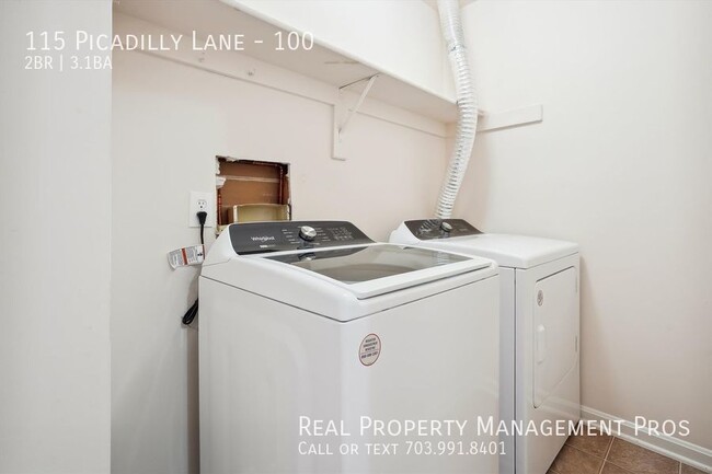 Building Photo - Spacious 3-Story End-Unit Townhome in Prim...