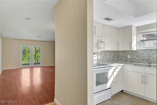 Building Photo - 714 111th Ave N