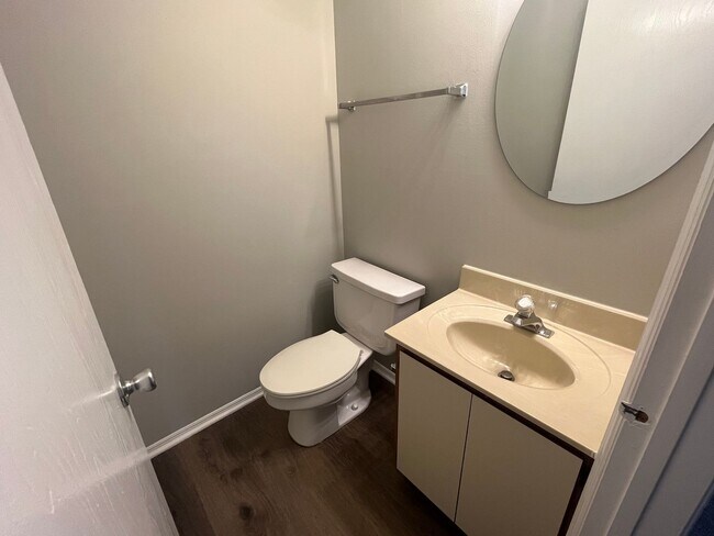 Building Photo - Cozy 2 bed 1.5 Bath Condo With Car Port