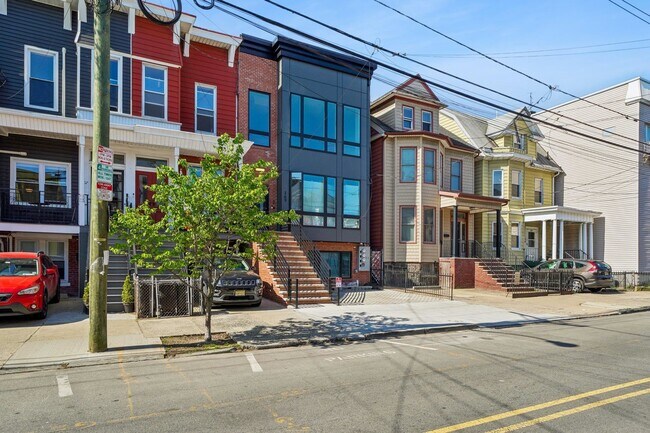 Building Photo - 169 Bowers St