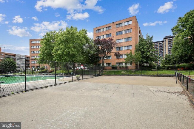 Building Photo - 5831 Quantrell Ave