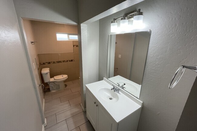 Building Photo - 2204 W Campbell Ave Unit 1