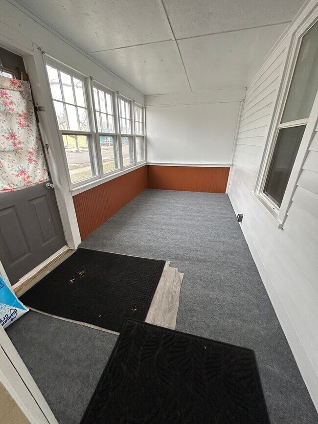 Building Photo - 3 Bedroom 2 Bathroom Apartment Near Gundersen