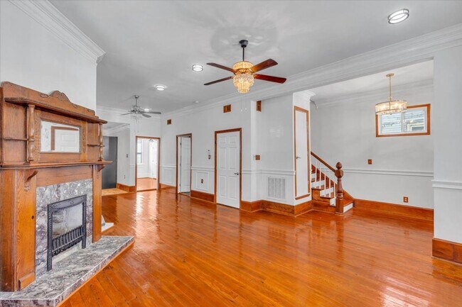 Building Photo - Beautiful 4 bedroom home downtown