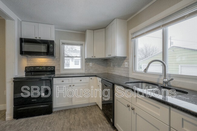 Building Photo - 1211 S Maywood Ave