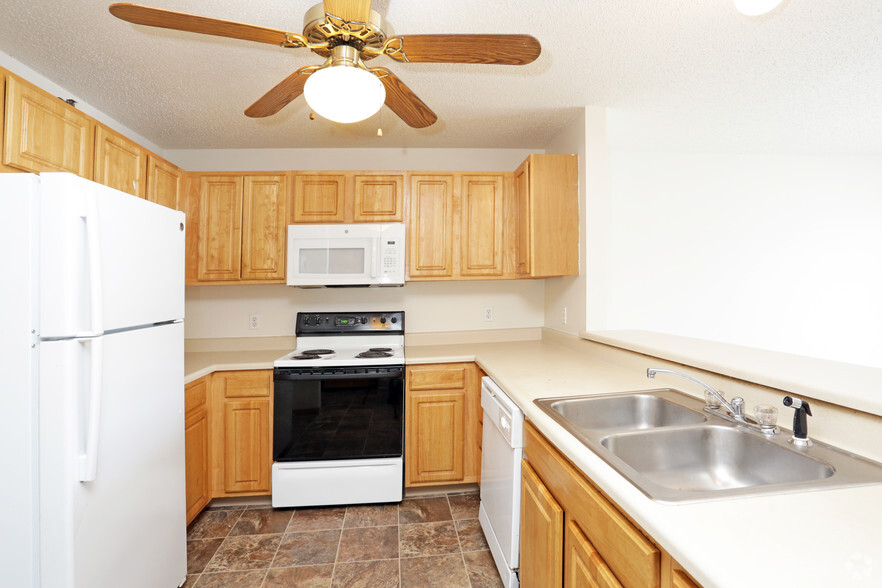 2BR, 1.5BA - 864 SF - Kitchen - Parkside East