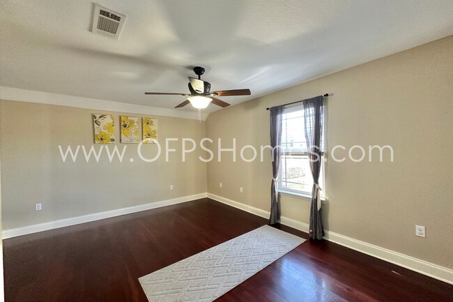 Building Photo - AVAILABLE IN AUG! 5BR/3BA IN S. CRESTVIEW