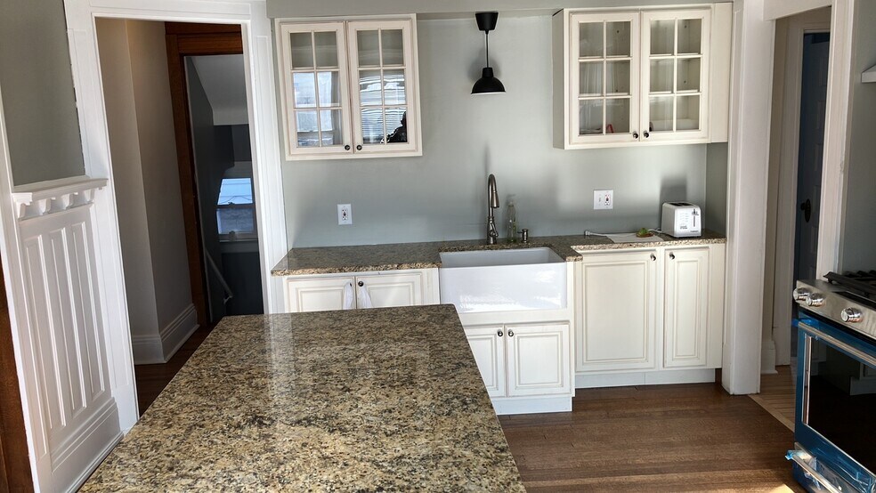 Farmhouse sink - 2582 N Cramer St