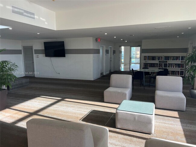 Building Photo - 10350 W Bay Harbor Dr