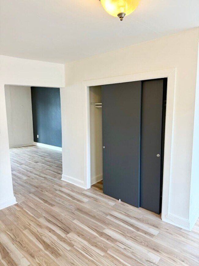 Building Photo - 1 Bedroom, Coin Laundry, Parking-York City SD