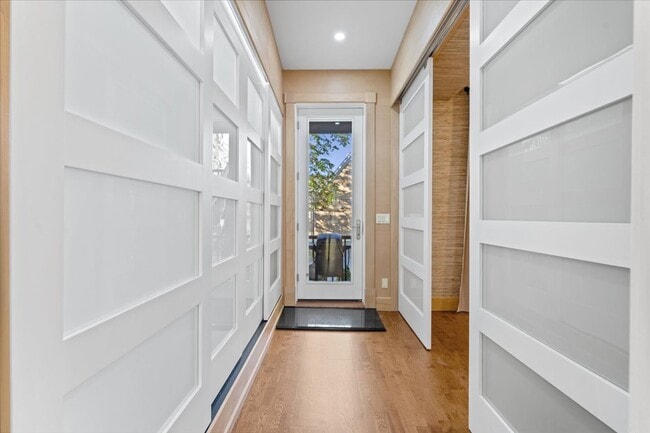 Building Photo - 1102 N Wolcott Ave