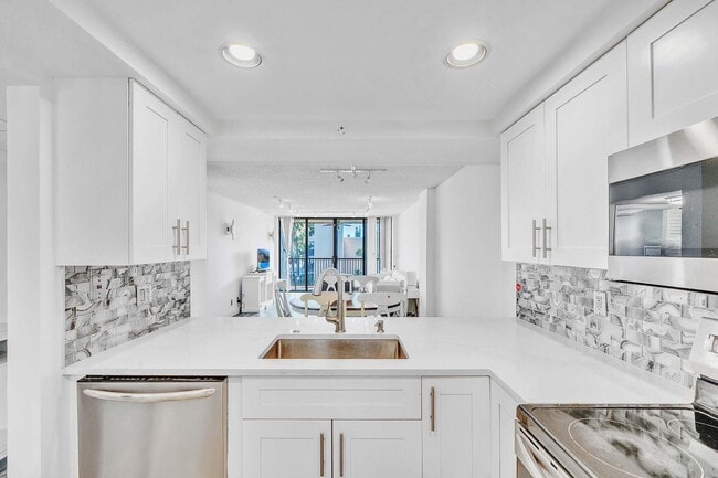 Building Photo - 17 Royal Palm Way