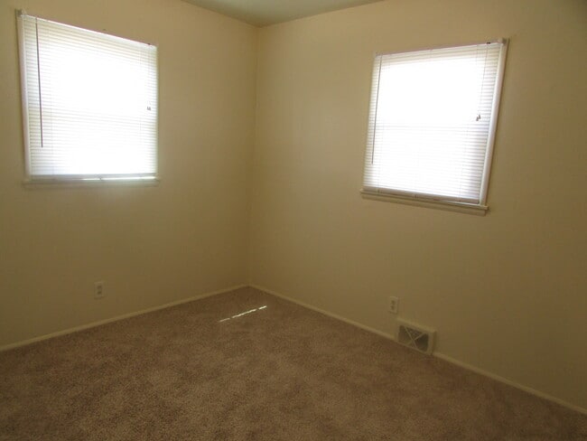 Building Photo - 3 BEDROOM | 1 BATH | CARPORT | SOUTH