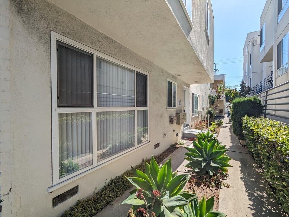 Building Photo - 1130 S Clark Dr