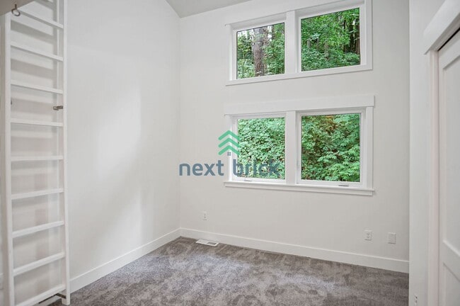 Building Photo - 3 Bed 2.5 Bath for Rent in Lake Forest Park!