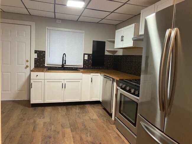 Building Photo - 1220 E 2nd St