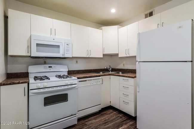 Building Photo - 770 N Dodge Blvd