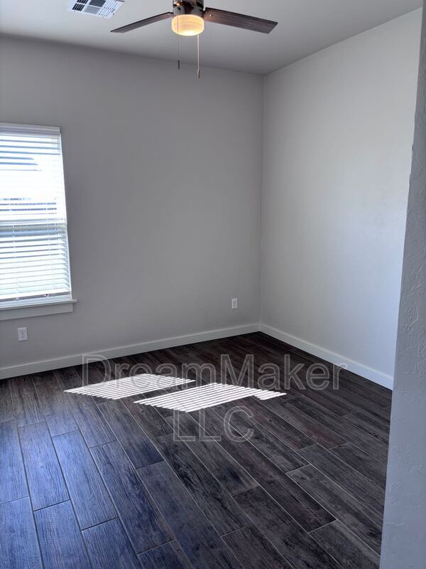 Building Photo - 900 Apple Blossom Wy