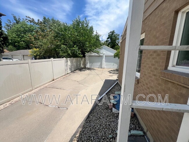 Building Photo - 871 Foothill Dr