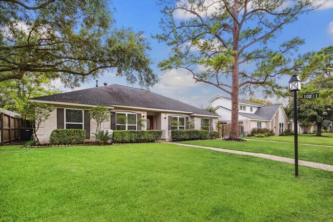 Building Photo - 10211 Olympia Dr