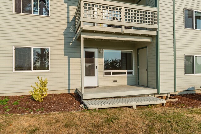 Building Photo - 2 bedroom/2 bathroom: Ground-Floor Condo with Water View ($200 off first 3 months)