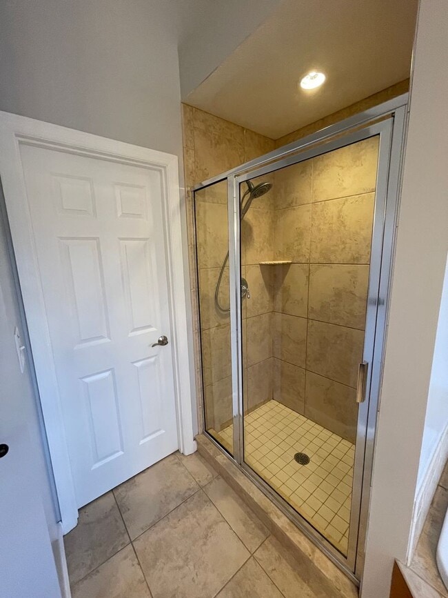 Building Photo - Beautiful custom built 5 bed 4 bath home with finished basement ready for you to move-in!