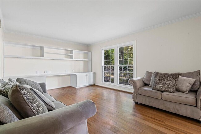 Building Photo - 745 Westmoreland Dr E