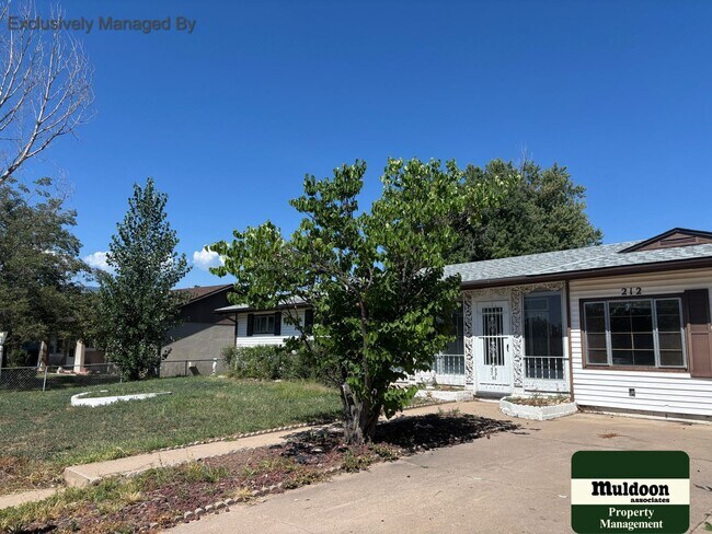 Building Photo - Main Level Living, Close to Ft Carson. 1  ...
