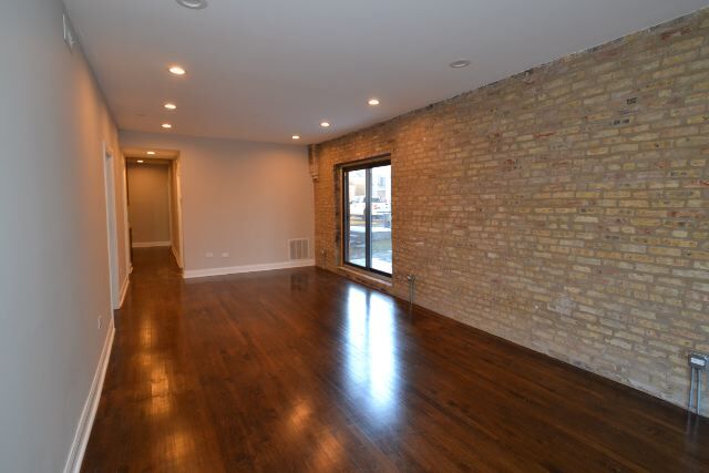 Building Photo - 2019 N Hoyne Ave