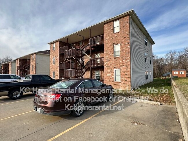 Building Photo - 1006 W Royle St