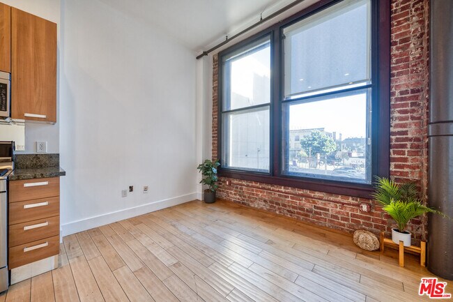 Building Photo - 460 S Spring St