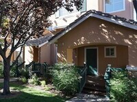 Building Photo - Beautiful End-Unit Townhome in Desirable S...